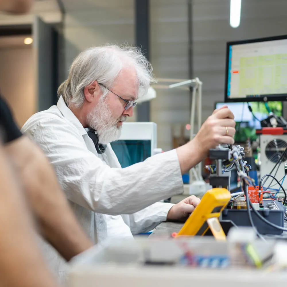Employee of Heliox in the lab testing a product